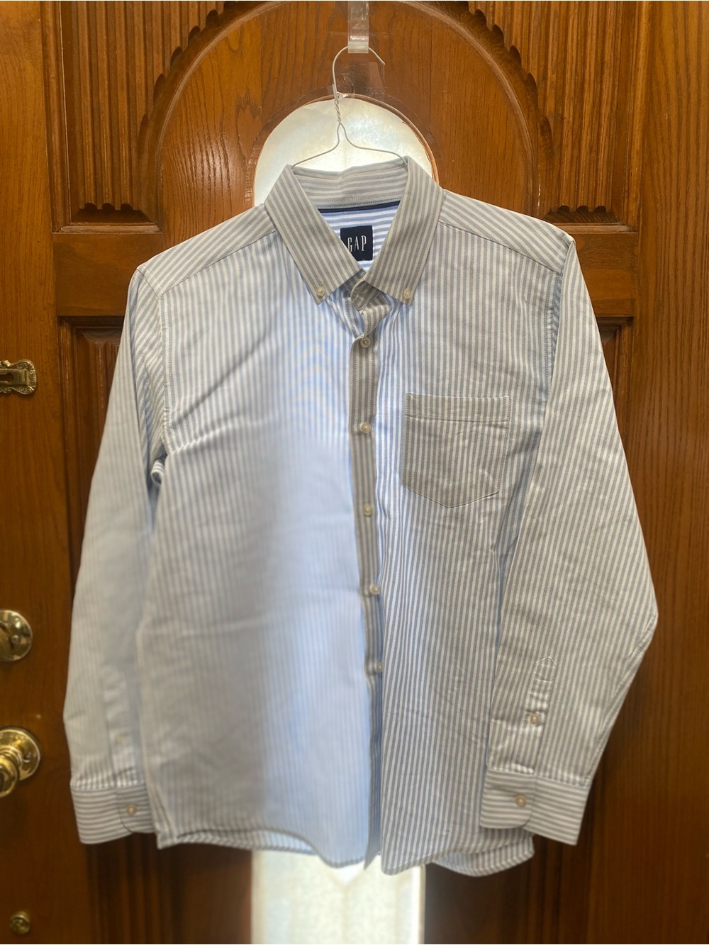 GAP Men's Blue and White Striped Button-Down Shirt